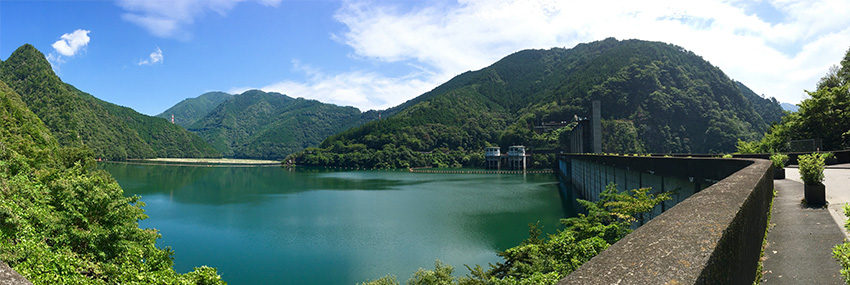 佐久間ダム湖と「県道1号線」
