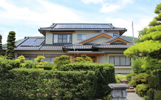 太陽光発電関連融資によってソーラーパネルを設置した個人宅